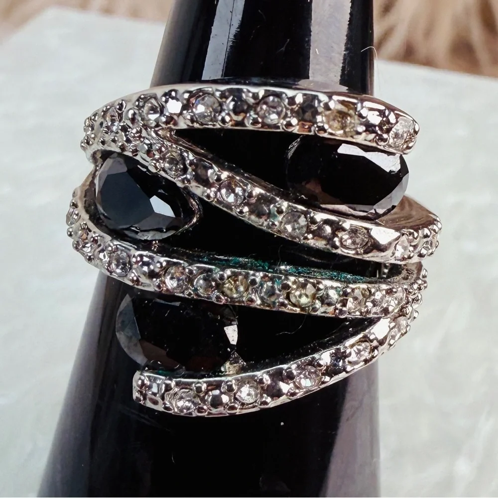 Beautiful silver tone and black bling wideband costume ring size 7